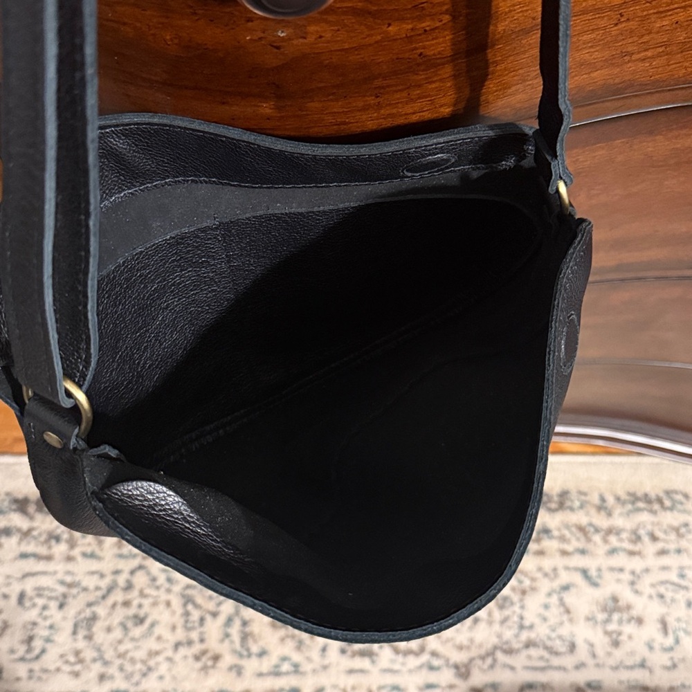 Portland Leather Elegant Black Leather Shoulder Bag - Picture 4 of 8